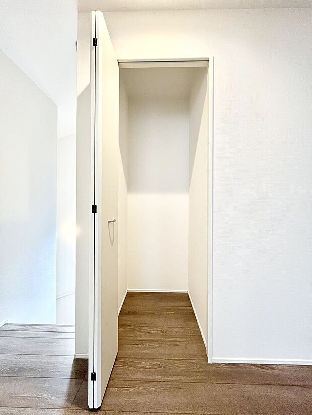 【その他設備(廊下収納)】廊下収納。掃除道具や季節の小物を収納することができます。