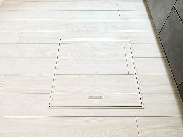 【その他設備(床下収納)】床下収納付き!日用品・非常用品の収納にも大活躍。