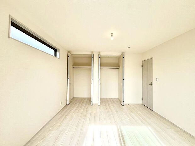 【寝室】◆1号棟◆~Bed Room~ 「今日も一日お疲れ様」とご夫婦でゆったりくつろげる寝室。毎日の家事やお仕事に疲れた日はフカフカのベットで癒されてください。テレビや本棚をおいても快適な広さが自慢♪