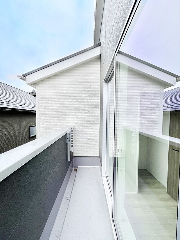 【バルコニー】◆1号棟◆～Balcony～ バルコニーは温かい陽がさしこみ、お布団や洗濯物を気持ちよく干すことができます。 使いやすく開放的なバルコニーです♪陽ざしがたっぷり降り注ぐ、バルコニー付き住まい。