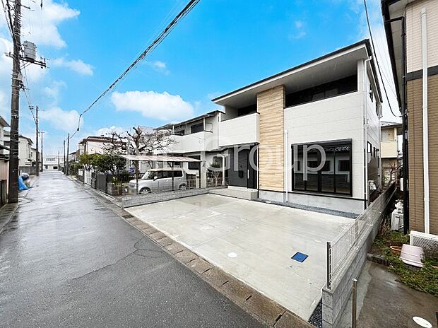 【前面道路含む現地写真】～Exterior～　前面道路は閑静な住宅地をはしる車通りの少ない道路。駐車の出し入れもらくらくです！ご不明点・現地見学のご希望は、お気軽にお問い合わせください！