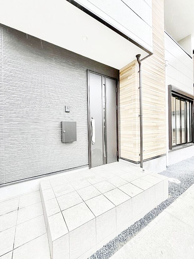 【玄関】～Entrance～　玄関は、お客さんをお迎えする場であり、家族が出入りする場でもあるので「おうちの顔」とも呼ばれる重要な場所！すっきりと明るく、いつでもお客様をお出迎えできるような設計をしました！