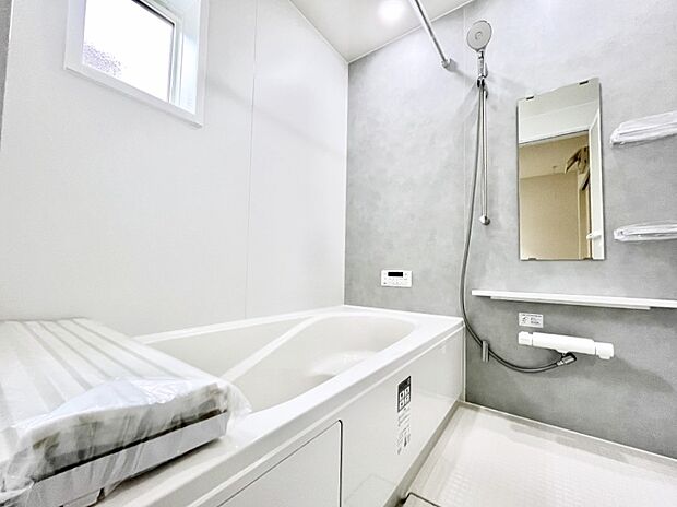 【浴室】～Bath Room～　落ち着いた雰囲気の浴室で明日に向けてリフレッシュ。浴室乾燥機能も付いているので隣の洗濯機置き場で洗い上がった洗濯物を、雨の日も天気を気にせず乾燥させることも可能です。