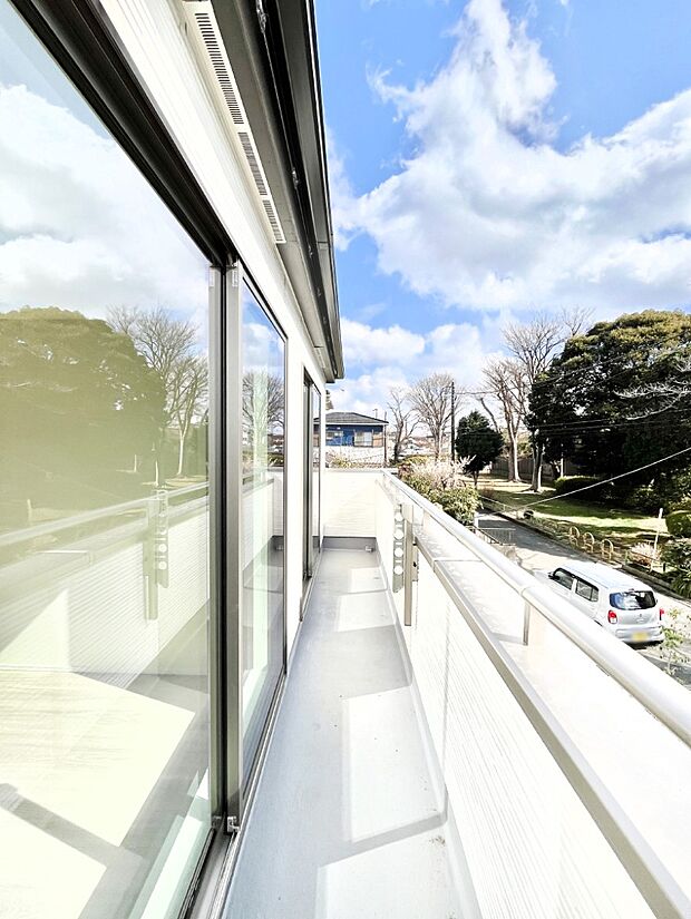 【バルコニー】毎日のお洗濯に大活躍！2部屋から出入りできる南向きバルコニー！