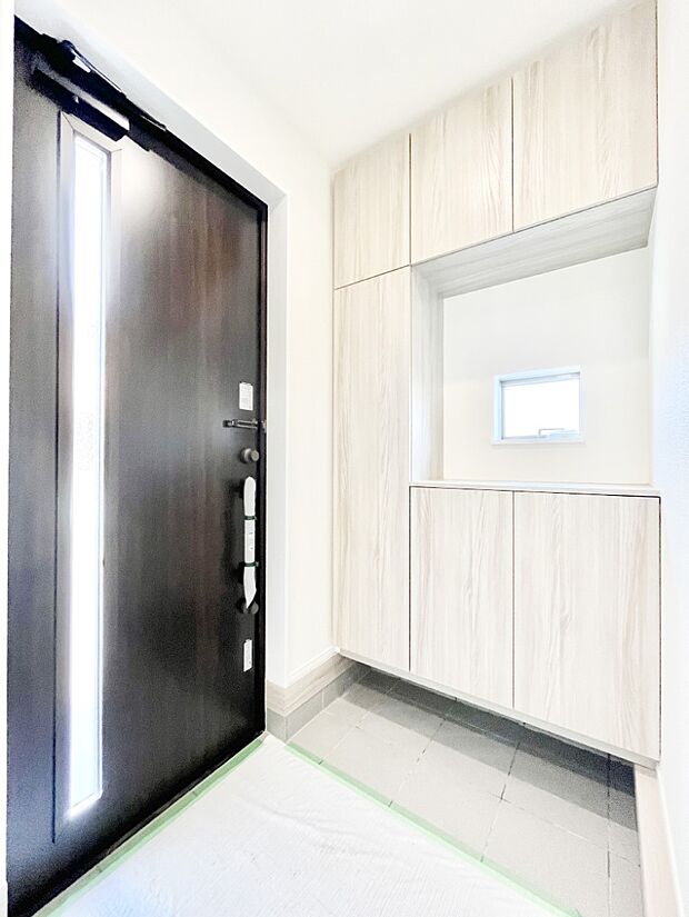 【玄関】◆A号棟◆～Entrance～　家の中でお客様を迎える最初の場所である玄関は、家の印象そのものです！豊富な玄関収納で、常に綺麗に保つことが出来ます♪玄関にはたっぷり収納の下駄箱を完備！