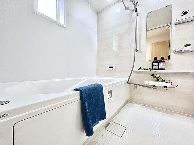 【浴室】◆1号棟◆~Bath Room~ 足を伸ばして入浴することが可能!一日の疲れを癒す貴重なバスタイムです。お子様とご一緒でも十分な広さなので、リビングとは違った家族団欒のひと時をお楽しみいただけます。