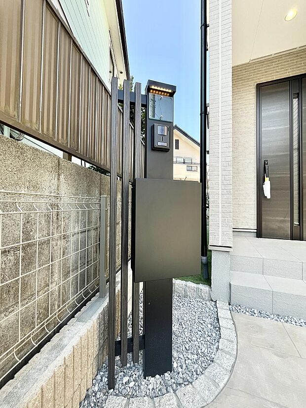 【その他現地】シンプルデザインのポスト。