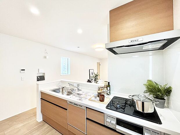 【ダイニングキッチン】～Kitchen～ リビングが見渡せるカウンターキッチン。 料理をしながら家族とコミュニケーションをとれるだけでなく、大きな開放感も得ることができます。 お子様の成長も感じることができますね！