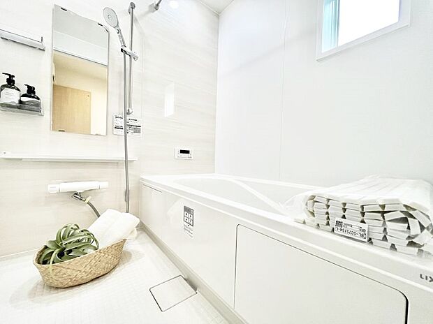 【浴室】～Bath Room～　ゆったりと足を伸ばして入浴することが可能！一日の疲れを癒す貴重なバスタイムです。お子様とご一緒でも十分な広さなので、リビングとは違った家族団欒のひと時をお楽しみいただけます。