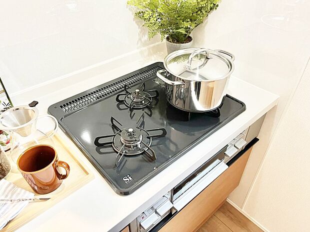 【その他設備(Ｓｉセンサーコンロ)】ガスコンロはＳｉセンサー搭載。火力調節や焦げ付き・消し忘れも防いでくれます。