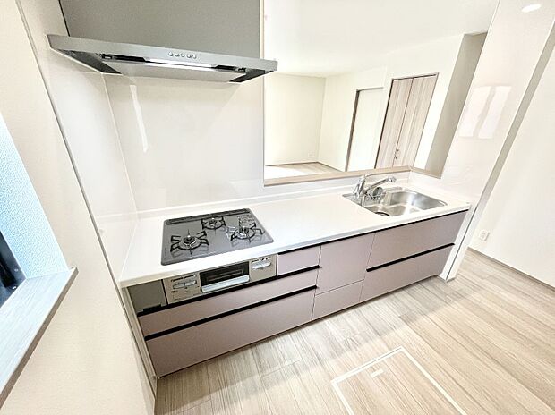 【ダイニングキッチン】~Kitchen~ リビングが見渡せるカウンターキッチン。 料理をしながら家族とコミュニケーションをとれるだけでなく、大きな開放感も得ることができます。 お子様の成長も感じることができますね!