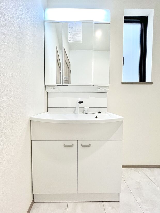 【洗面台・洗面所】~Dressing Room~ 清潔感溢れる色合いで統一されていると、スッキリと整った印象をうけます。 鏡の裏にはたっぷりと収納スペースを標準装備! 水廻りは、シンプルかつ機能性を重視して。