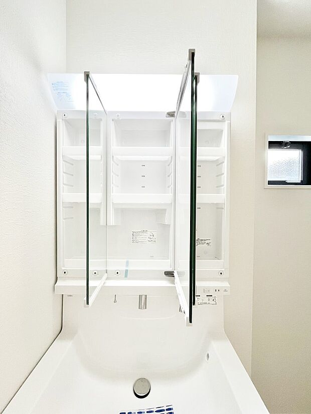 【その他設備(三面鏡裏収納)】三面鏡の裏に、化粧品や衛生用品などを収納可能。洗面台をすっきりと保ちます！