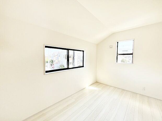 【寝室】窓からのやさしい光が心地よいプライベートルーム