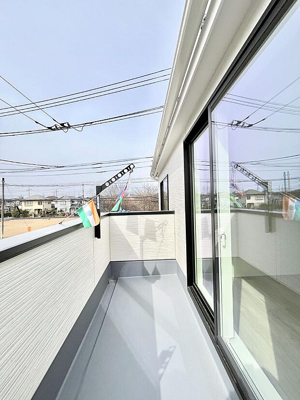 【住戸からの眺望写真】～Balcony～ バルコニーは温かい陽がさしこみ、お布団や洗濯物を気持ちよく干すことができます。 使いやすく開放的なバルコニーです♪陽ざしがたっぷり降り注ぐ、バルコニー付き住まい。 