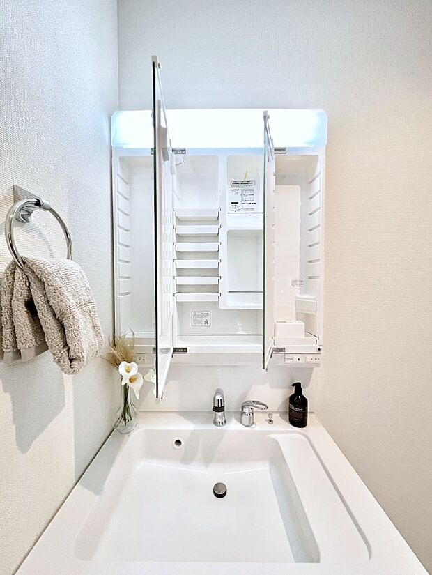 【その他設備(三面鏡裏収納)】三面鏡の裏に、化粧品や衛生用品などを収納可能。洗面台をすっきりと保ちます！