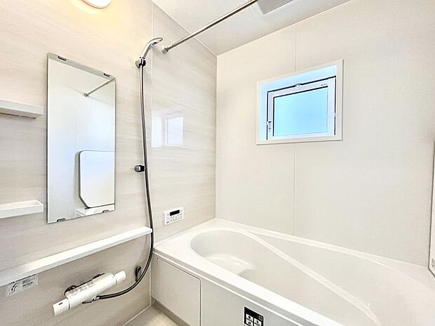 【浴室】◆1号棟◆～Bath Room～　窓付きのバスルームは、採光もあり明るく気持ちの良い空間です。窓があることで、換気環境も良好。ゆったり寛げるバスルームで、毎日のバスタイムが楽しみになりそうです。