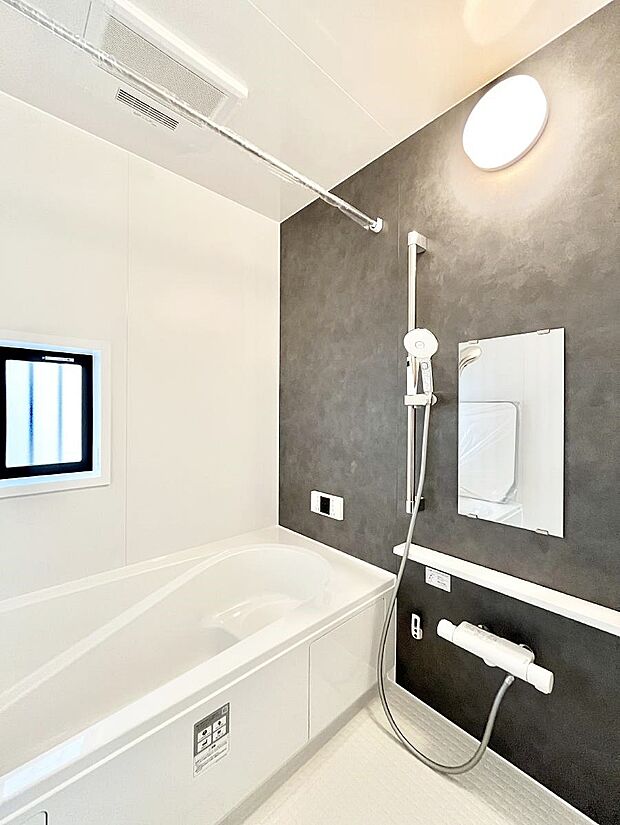 【浴室】◆2-B号棟◆～Bath Room～　窓付きのバスルームは、採光もあり明るく気持ちの良い空間です。窓があることで、換気環境も良好。ゆったり寛げるバスルームで、毎日のバスタイムが楽しみになりそうです。