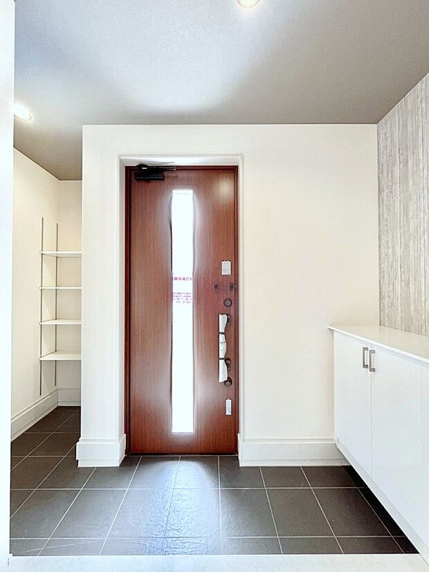 【玄関】~Entrance~ 家の中でお客様を迎える最初の場所である玄関は、家の印象そのものです!豊富な玄関収納で、常に綺麗に保つことが出来ます♪玄関にはたっぷり収納の下駄箱を完備!