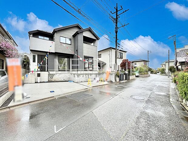 【前面道路含む現地写真】~Exterior~ 前面道路は閑静な住宅地をはしる車通りの少ない道路。駐車の出し入れもらくらくです!ご不明点・現地見学のご希望は、お気軽にお問い合わせください!