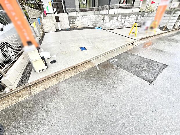 【駐車場】~Parking~ 駐車場2台置けます!(車種による)自転車置き場や物置場として、お子様の遊ぶスペースとして、ゆとりある敷地だからこそ可能な多用途にご利用いただけるスペースです。