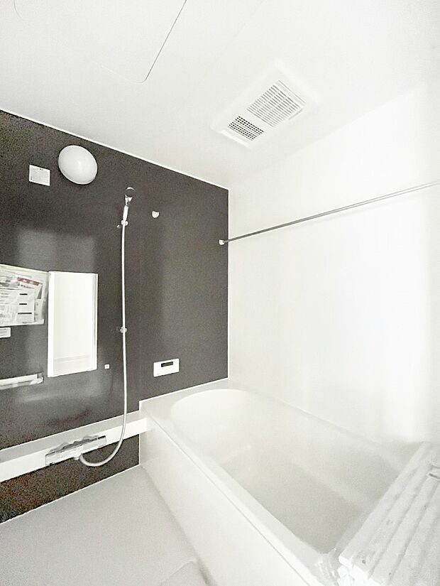 【浴室】~Bath Room~ ゆったりと足を伸ばして入浴することが可能!一日の疲れを癒す貴重なバスタイムです。お子様とご一緒でも十分な広さなので、リビングとは違った家族団欒のひと時をお楽しみいただけます。