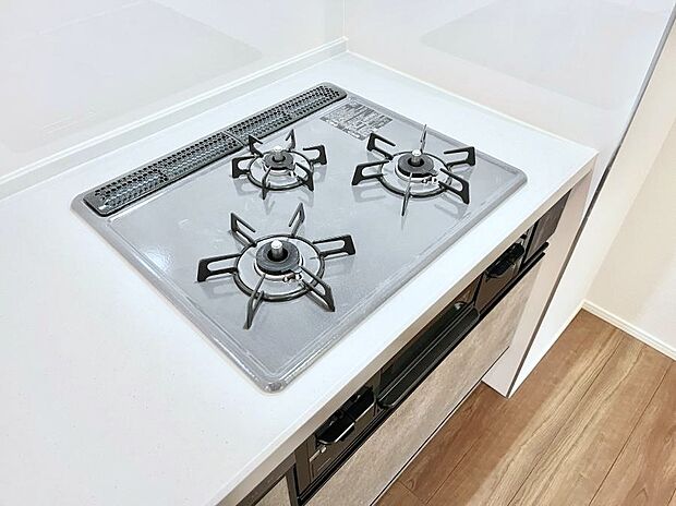 【その他設備(Siセンサーコンロ)】ガスコンロはSiセンサー搭載。火力調節や焦げ付き・消し忘れも防いでくれます。