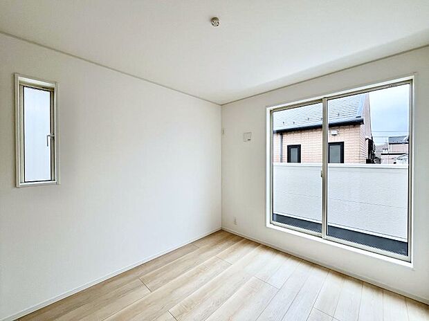 【寝室】◆1号棟◆~Bed Room~ バルコニーからの明るい日差しが差し込みます。日照に恵まれたお部屋。柔らかい自然光で朝目覚める暮らしが送れるだろう。機能的な収納を配置して、片付いた空間も実現出来そう。