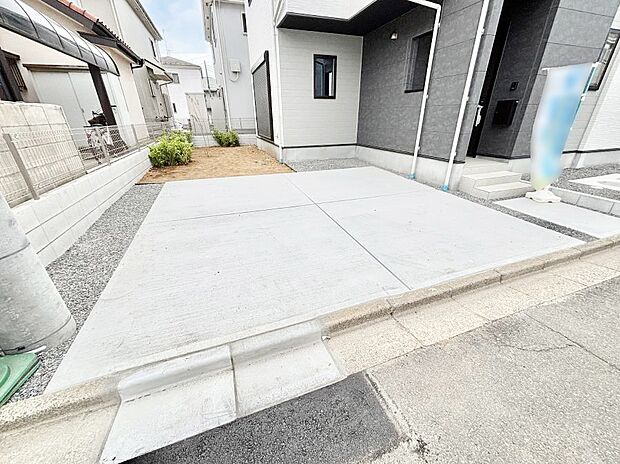【駐車場】～Parking～ 嬉しいコンクリート仕上げのカースペース。雨の日も足元を気にせず外出できます。空いたスペースには、花や緑で彩るガーデニングもオススメです。  