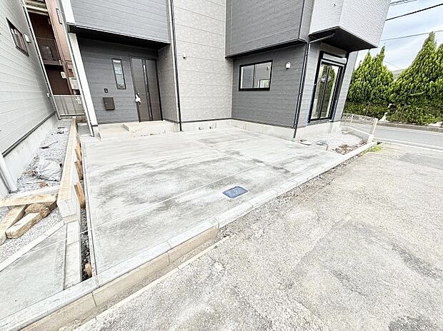 【駐車場】◆1号棟◆～Exterior～　嬉しいコンクリート仕上げのカースペース。雨の日も足元を気にせず外出できます。空いたスペースには、花や緑で彩るガーデニングもオススメです。 