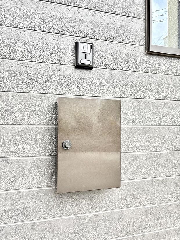 【その他現地】シンプルデザインのポスト。