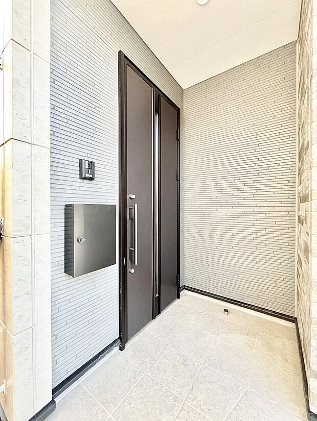 【玄関】～Entrance～　玄関は、お客さんをお迎えする場であり、家族が出入りする場でもあるので「おうちの顔」とも呼ばれる重要な場所！すっきりと明るく、いつでもお客様をお出迎えできるような設計をしました！
