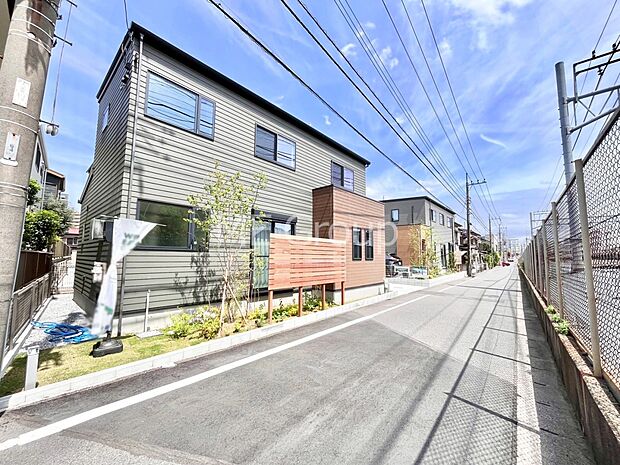 【前面道路含む現地写真】～Exterior～  前面道路は閑静な住宅地をはしる車通りの少ない道路。駐車の出し入れもらくらくです！ご不明点・現地見学のご希望は、お気軽にお問い合わせください！