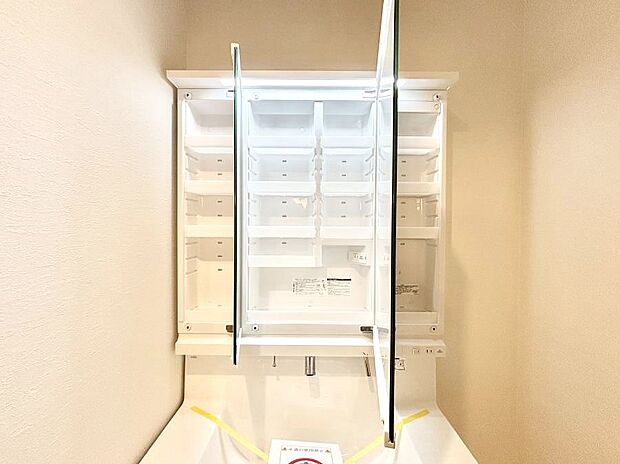 【その他設備(三面鏡裏収納)】三面鏡の裏に、化粧品や衛生用品などを収納可能。洗面台をすっきりと保ちます!