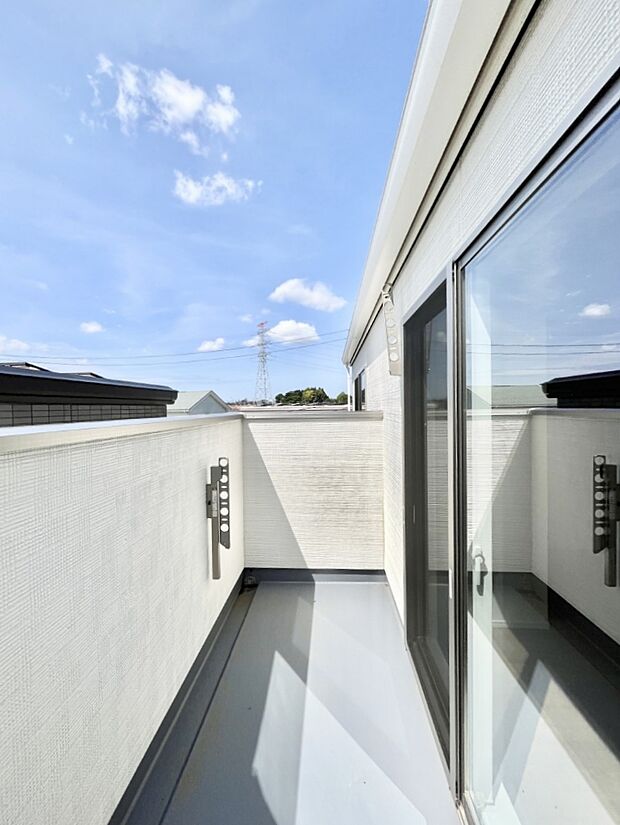【バルコニー】~Balcony~ バルコニーは温かい陽がさしこみ、お布団や洗濯物を気持ちよく干すことができます。 使いやすく開放的なバルコニーです♪陽ざしがたっぷり降り注ぐ、バルコニー付き住まい。