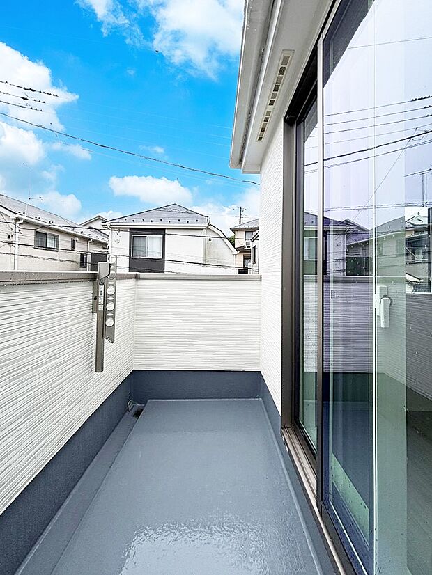 【バルコニー】～Balcony～ バルコニーは温かい陽がさしこみ、お布団や洗濯物を気持ちよく干すことができます。 使いやすく開放的なバルコニーです♪陽ざしがたっぷり降り注ぐ、バルコニー付き住まい。 