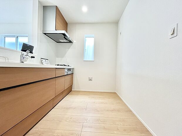 【ダイニングキッチン】～Kitchen～　自然光が入る窓のあるキッチン☆毎日使う場所だからこそ、使い勝手を考慮しました。ゆったりとしたキッチンコーナーは質感豊かな仕上がりとなっております。
