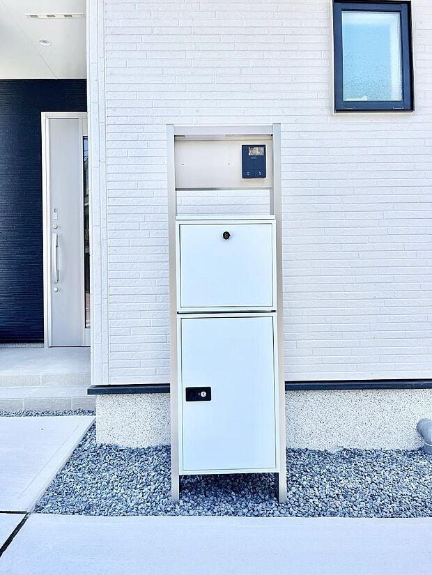 【その他現地】~Exterior~ 表札・インターホン・ポスト・宅配BOXをひとつに集約。エントランスになじむシンプルデザイン。