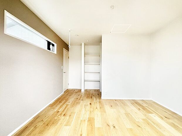 【寝室】～Bed Room～ 全居室には収納クローゼットを完備！普段使いのお洋服や小物はもちろん、季節物のお洋服などもしっかりと整理整頓おしまい頂けます。 居室空間を広く使用できますね。