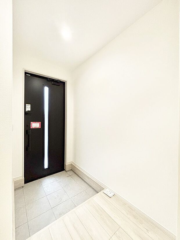 【玄関】~Entrance~ 玄関は家の顔といわれますが我が家のセンスをさりげなく感じさせる魅力ある玄関造りも楽しみの一つ。帰宅する度に家族がほっとできる心地よい空間造りも大切ですね♪