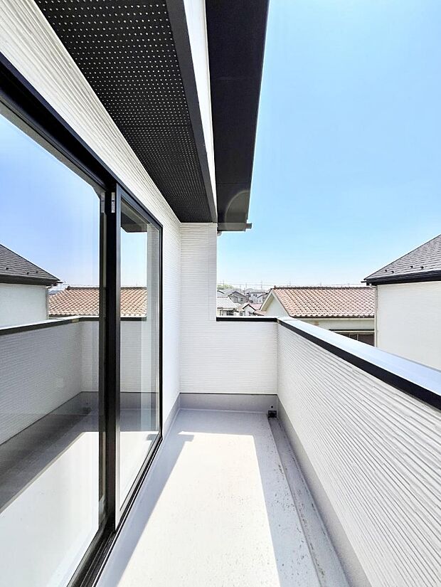 【バルコニー】◆1号棟◆~Balcony~ 南向きのバルコニーの前には雲以外に太陽を遮るものがありません。お洗濯物も乾きやすく、何より明るく気持ちのいい光が入ってきます。使いやすく開放的なバルコニーです♪