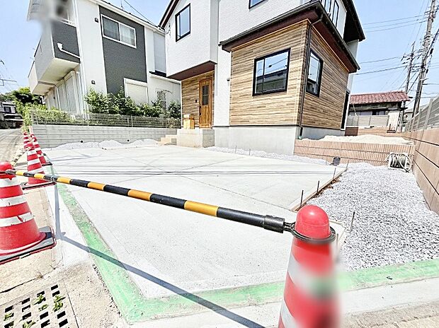 【駐車場】~Parking~ 駐車場3台置けます!(車種による)自転車置き場や物置場として、お子様の遊ぶスペースとして、ゆとりある敷地だからこそ可能な多用途にご利用いただけるスペースです。