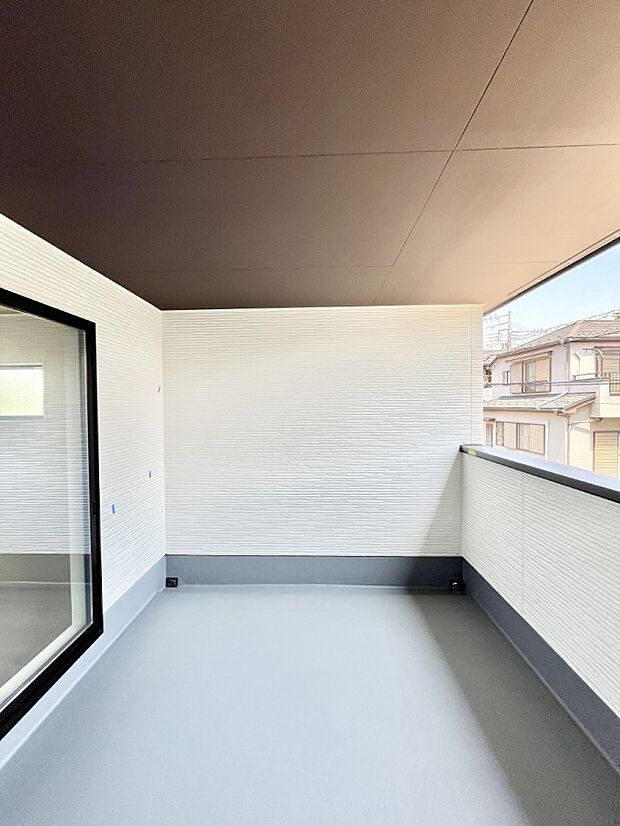 【バルコニー】~Balcony~ インナーバルコニーは洗濯物を干すスペースとして急な雨で洗濯物が濡れてしまうのを防いでくれます◎チェアでくつろいだり、夏には周りを気にせずビニールプールが楽しめますね♪