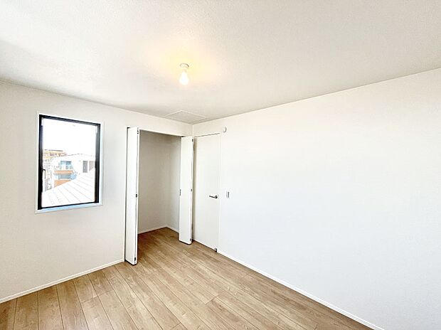 【寝室】～Bed Room～　部屋数が多いのが戸建てのメリットです。ご家族が増えたことで手狭に感じていた住まいも戸建てでは各居室プライバシーを保つことができます。住まいにゆとりが生まれ心もリラックスできます♪