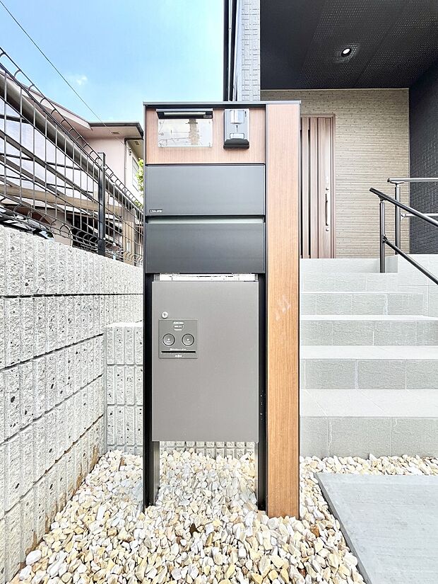 【その他現地】表札・インターホン・ポスト・宅配BOXをひとつに集約。エントランスになじむシンプルデザイン。