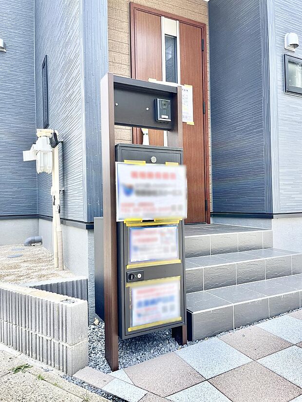 【その他現地】表札・インターホン・ポスト・宅配ＢＯＸをひとつに集約。エントランスになじむシンプルデザイン。