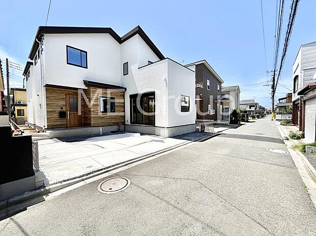 【前面道路含む現地写真】～Exterior～　前面道路：北東 4.5m 私道　前面道路は閑静な住宅地をはしる車通りの少ない道路。駐車の出し入れもらくらくです！ご不明点・現地見学のご希望は、お気軽にお問い合わせください！