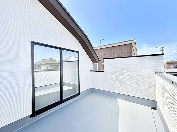 【バルコニー】◆１号棟◆～Balcony～ 大きな空に囲まれた気持ちのいい家。 バルコニーを覗くだけで圧倒的な開放感に包まれます。 バルコニーは陽がさしこみお布団や洗濯物を気持ちよく干すことができます。