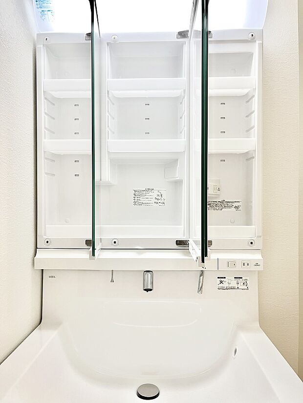 【その他設備(三面鏡裏収納)】三面鏡の裏に、化粧品や衛生用品などを収納可能。洗面台をすっきりと保ちます！