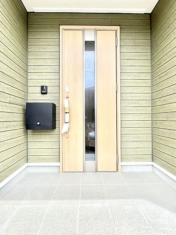 【玄関】～Entrance～　玄関は、お客さんをお迎えする場であり、家族が出入りする場でもあるので「おうちの顔」とも呼ばれる重要な場所！すっきりと明るく、いつでもお客様をお出迎えできるような設計をしました！